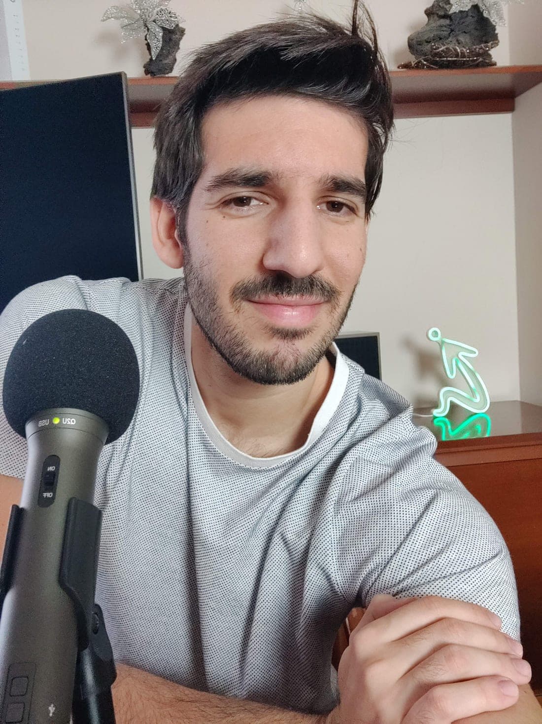 Carlos grabando contenido de finanzas con el micrófono de su estudio