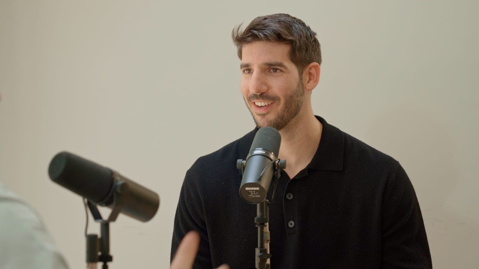 Carlos en una entrevista de podcast sobre inversión y finanzas